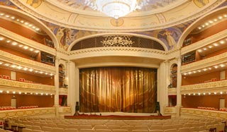 Сцена и зрительный зал Саратовского академического театра оперы и балета